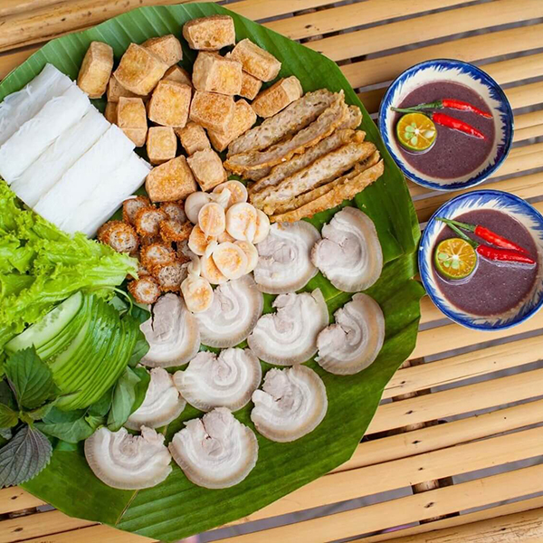 Mâm cơm chuẩn vị