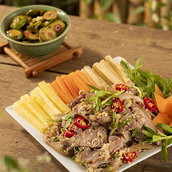 Mâm cơm chuẩn vị