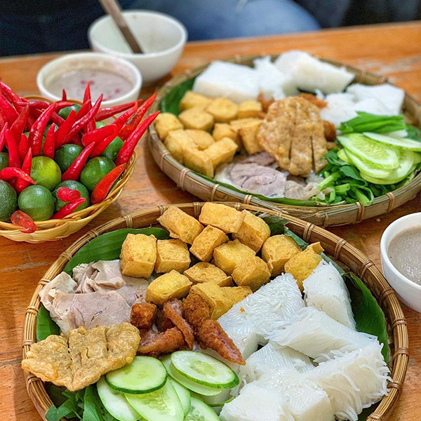 Mâm cơm chuẩn vị