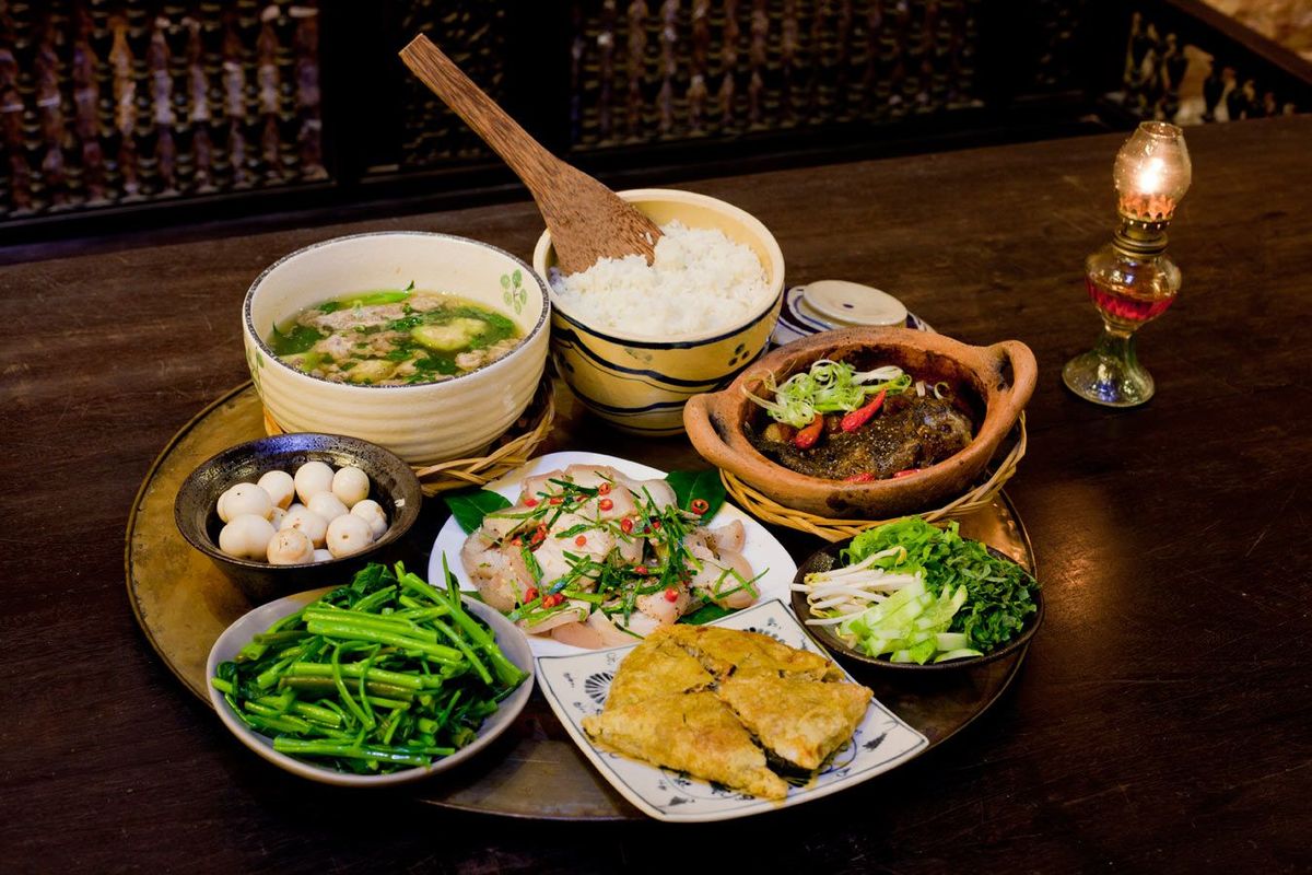 Mâm cơm chuẩn vị