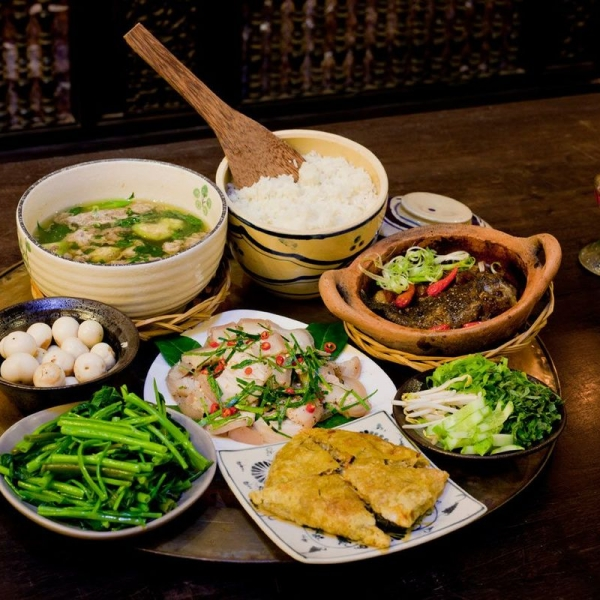 Thịt luộc, Canh chua, Trứng chiên, Cà pháo muối chua