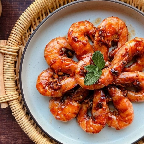 Tôm rang, Mực xào, Canh chua cá lóc, Rau sống