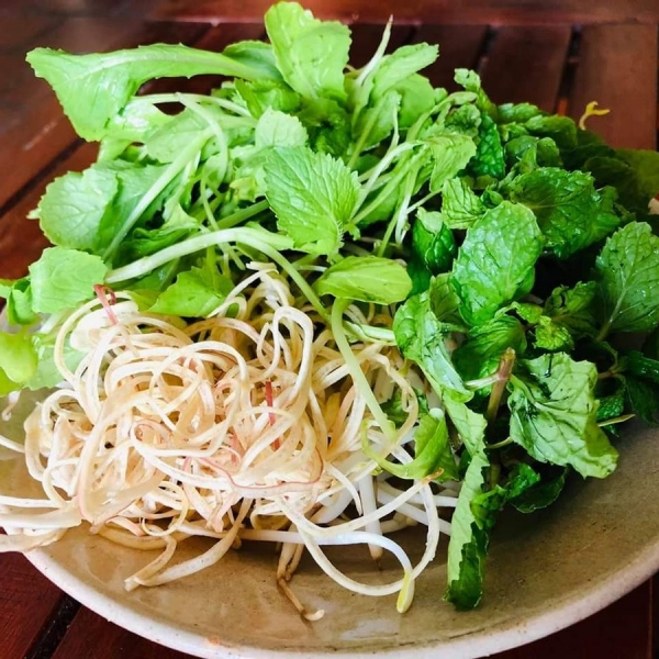 Tôm rang, Mực xào, Canh chua cá lóc, Rau sống