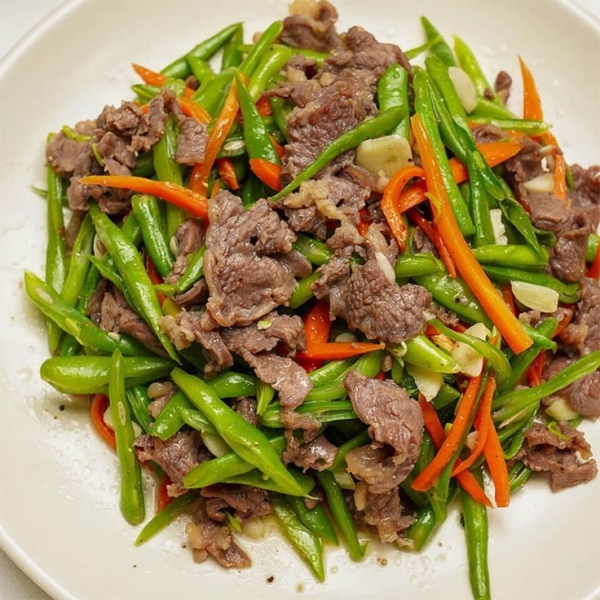 Thịt ram cháy cạnh, Trứng chiên, Đậu ve xào bò, Canh rau ngót