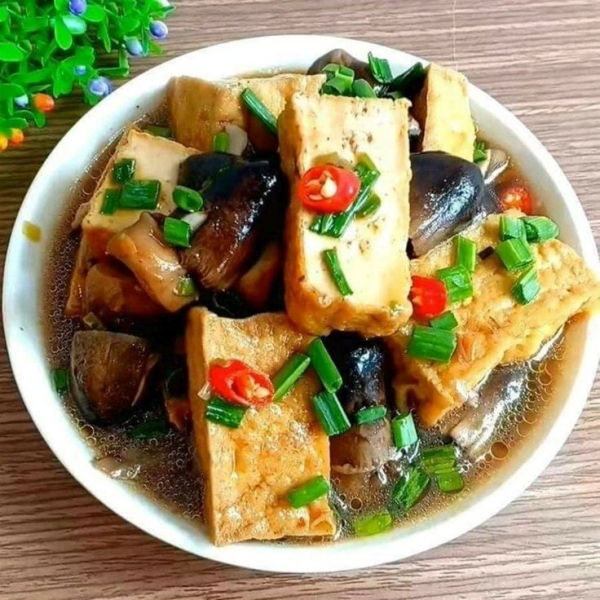 Cá diêu hồng chiên sốt mắm tỏi, Đậu hũ kho nấm, Rau muống xào, Canh nghêu