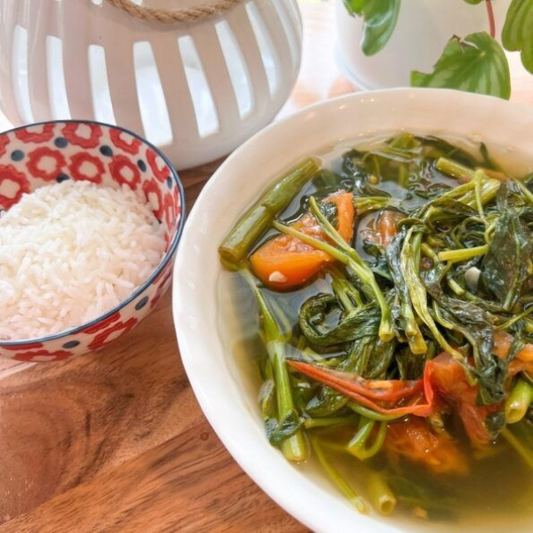Cá Thu sốt cà, Tép rang, Rau sống, Canh chua rau muống nấu tôm
