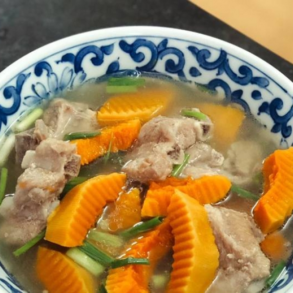 Canh bí đỏ hầm sườn non