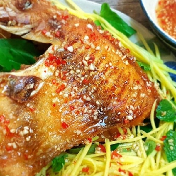 Cá diêu hồng chiên sốt mắm tỏi ớt