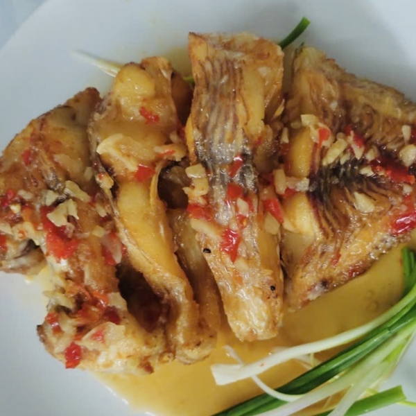 Cá diêu hồng chiên sốt mắm tỏi, Đậu hũ kho nấm, Rau muống xào, Canh nghêu