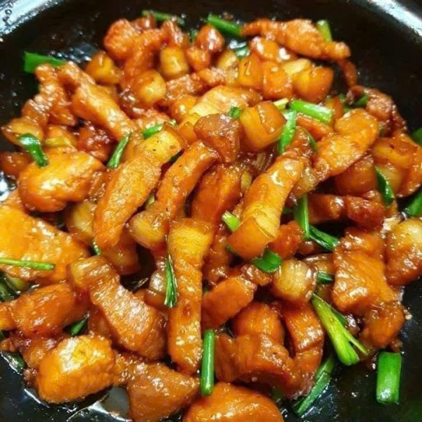 Thịt ram cháy cạnh, Trứng chiên, Đậu ve xào bò, Canh rau ngót