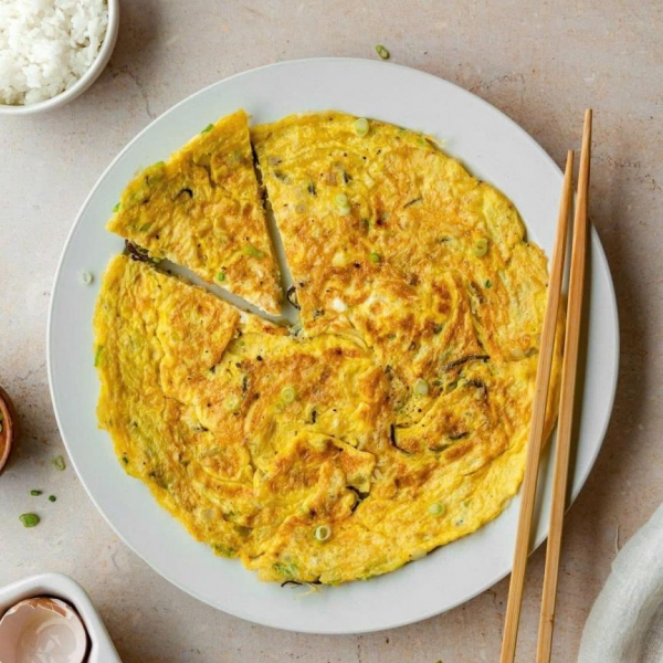 Thịt luộc, Canh chua, Trứng chiên, Cà pháo muối chua