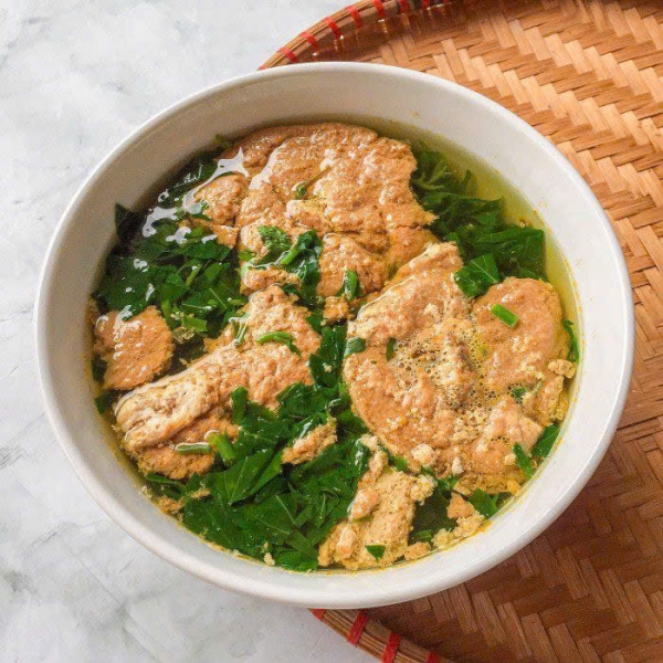 Thịt luộc, Canh chua, Trứng chiên, Cà pháo muối chua