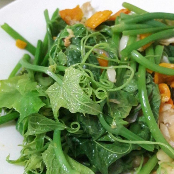 Thịt luộc, Canh chua, Trứng chiên, Cà pháo muối chua